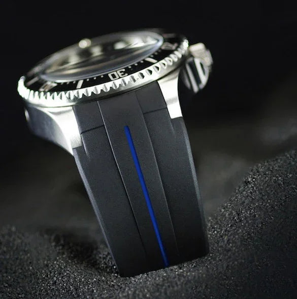 Bracelet en caoutchouc M107 - Rubber B - noir ligne bleue - détail