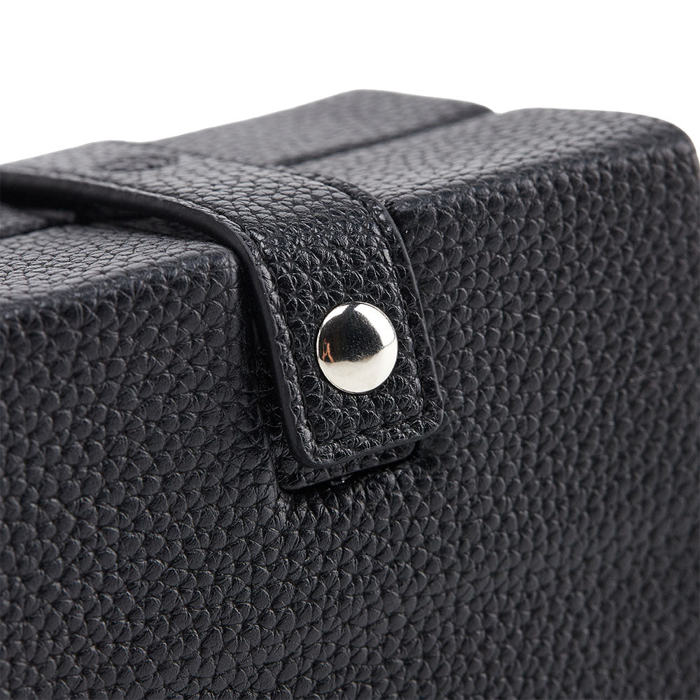 Détail du bouton-pression et du cuir grainé de l'écrin Oléron