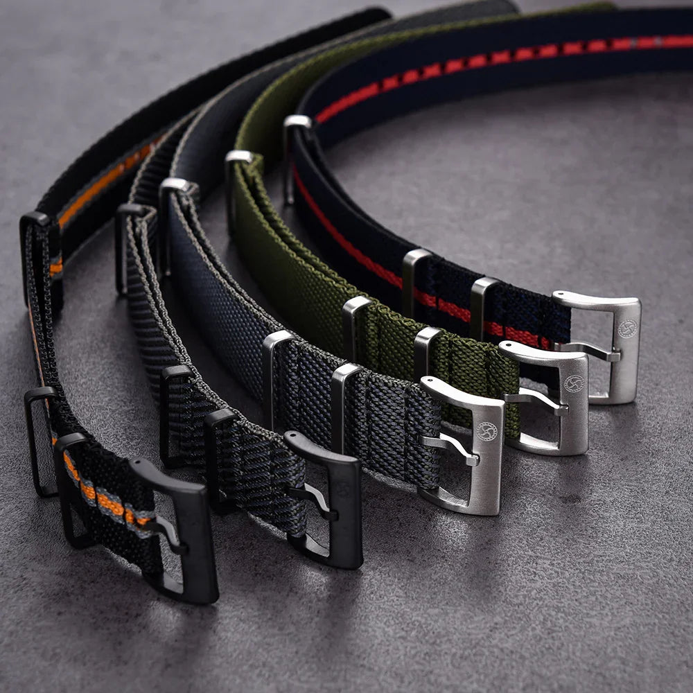 Bracelet Nato Premium en nylon – KronoKeeper – Bleu marine et noir - détail