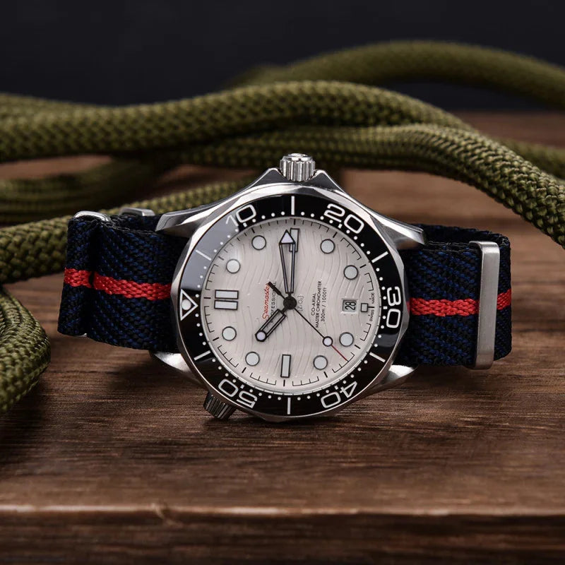 Bracelet Nato Premium en nylon – KronoKeeper – Vert olive et rouge - détail