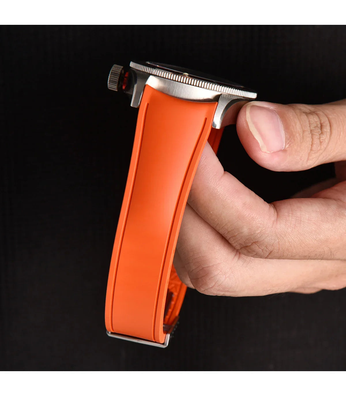 Bracelet incurvé en caoutchouc avec boucle déployante – KronoKeeper – Noir - détail