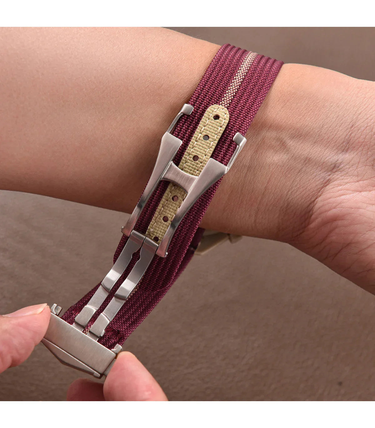 Bracelet Nato nervuré en nylon avec boucle déployante – KronoKeeper – Noir - détail