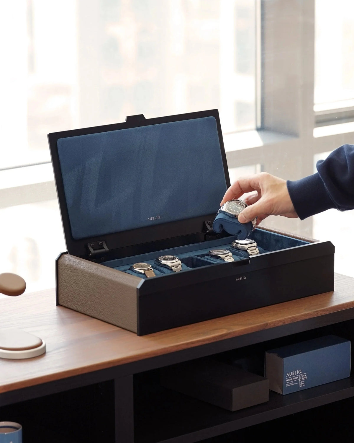 Coffret Aubliq Attention aluminium noir et cuir marron ouvert avec montres