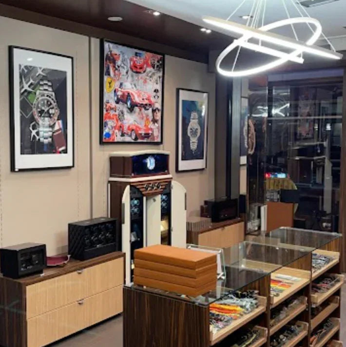 Intérieur d’un magasin de montres de luxe avec vitrines remplies de bracelets et horloges.