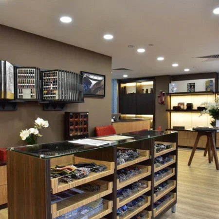 Intérieur de boutique horlogère avec vitrines de montres, mobilier en bois et éclairage moderne