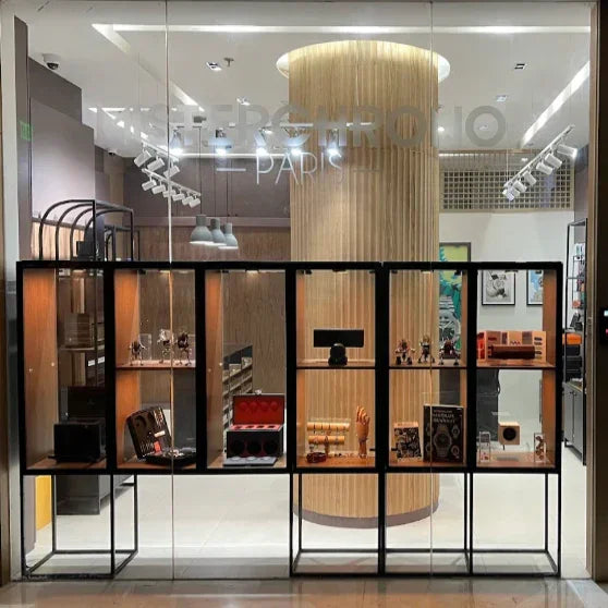 Vitrine de boutique haut de gamme présentant montres, accessoires horlogers et écrins de luxe