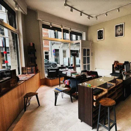 Intérieur boutique horlogerie moderne avec comptoir en bois, chaises et vitrines de montres