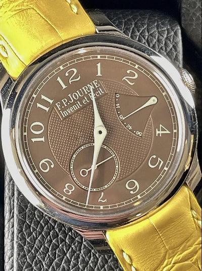 Montre-bracelet élégante cadran marron F.P. Journe avec bracelet cuir jaune, chiffres arabes.