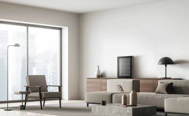 Salon moderne lumineux avec grande fenêtre, canapé gris, table basse béton et décoration minimaliste