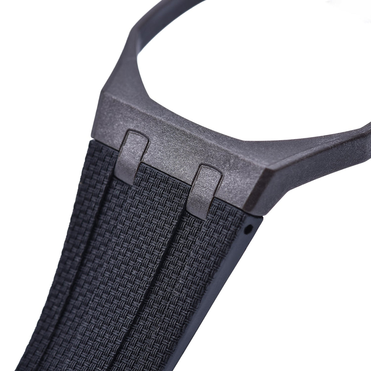 Bracelet caoutchouc et coque pour AP x Swatch Noir KronoKeeper – attache intégrée vue de près