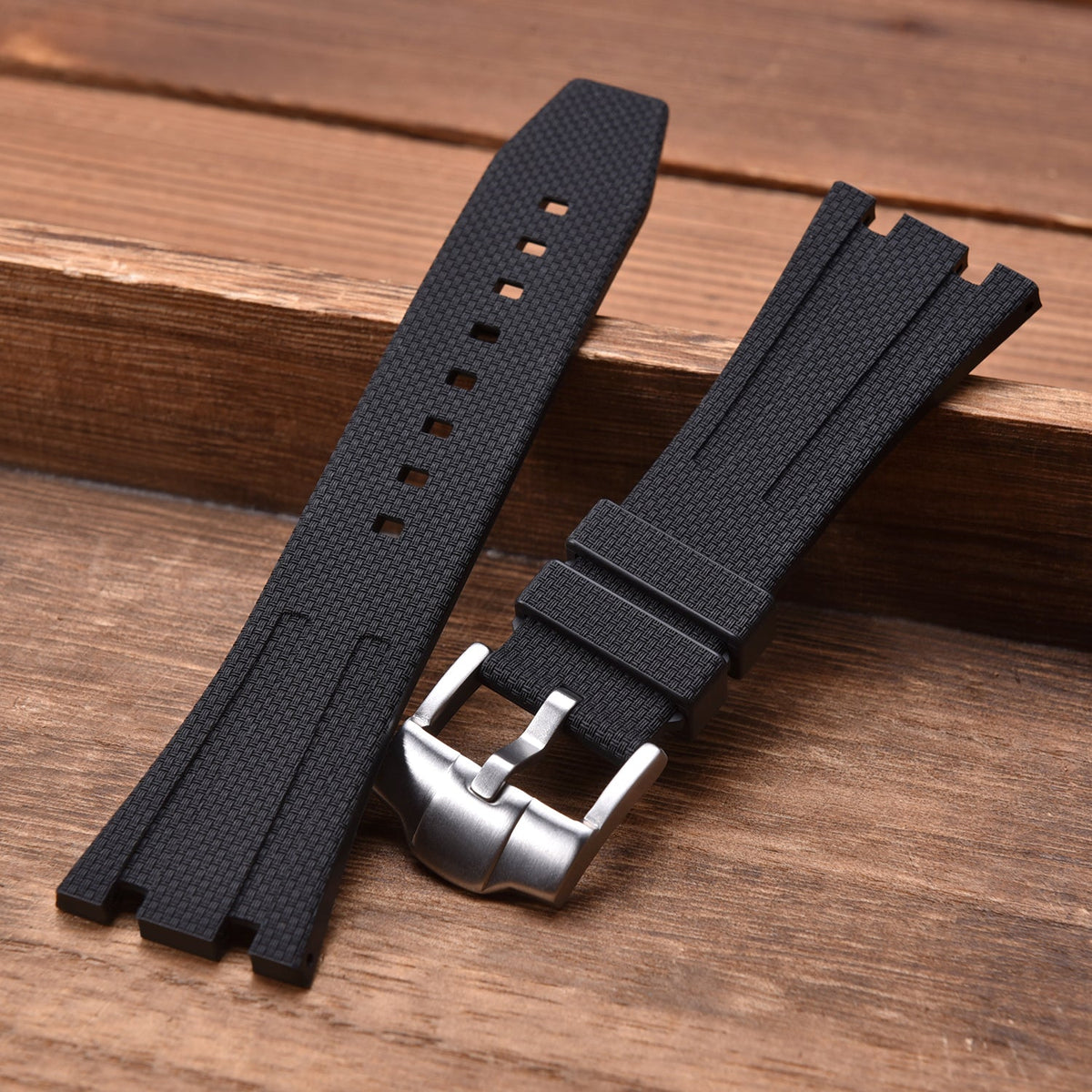 Bracelet caoutchouc et coque pour AP x Swatch Noir KronoKeeper – bracelet sur fond bois