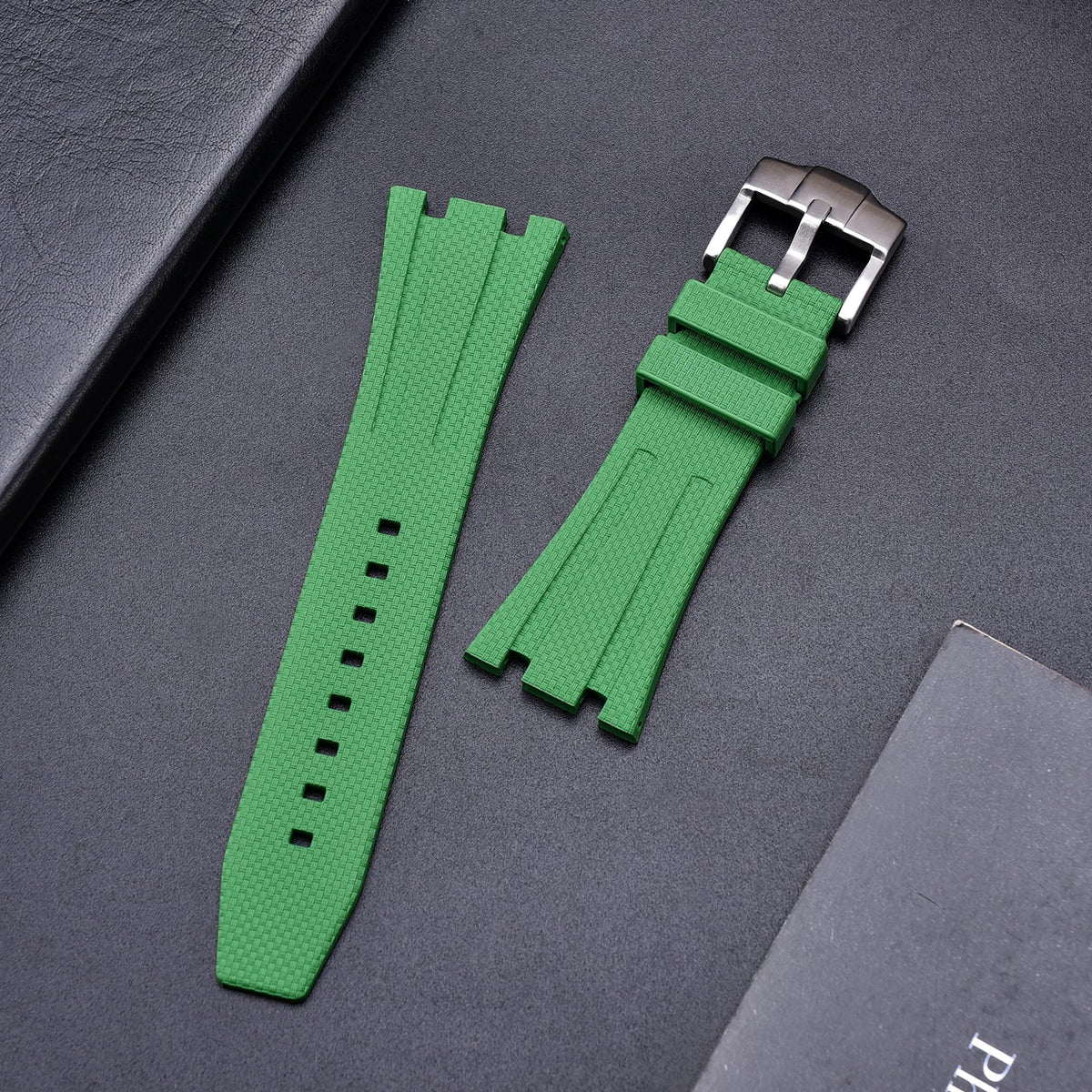 Bracelet caoutchouc et coque pour AP x Swatch Vert KronoKeeper – bracelet à plat sur fond noir