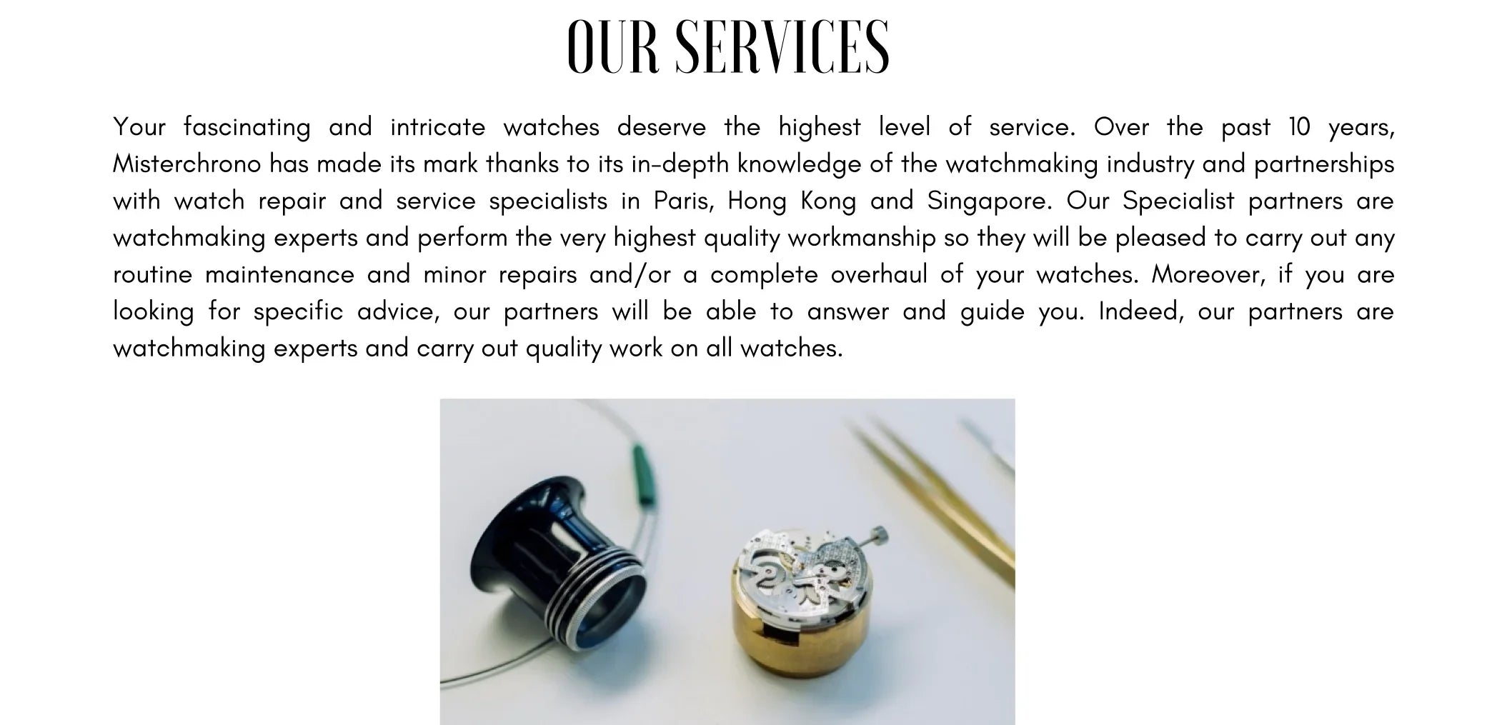 Outils d’horlogerie et mécanisme de montre sur une table blanche, matériel de réparation horlogère.