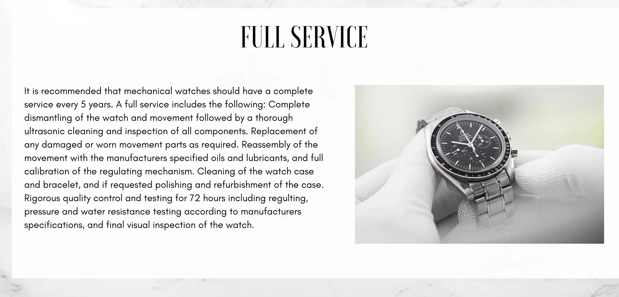 Montre-bracelet mécanique argentée tenue par un gant blanc, gros plan, service horloger professionnel.