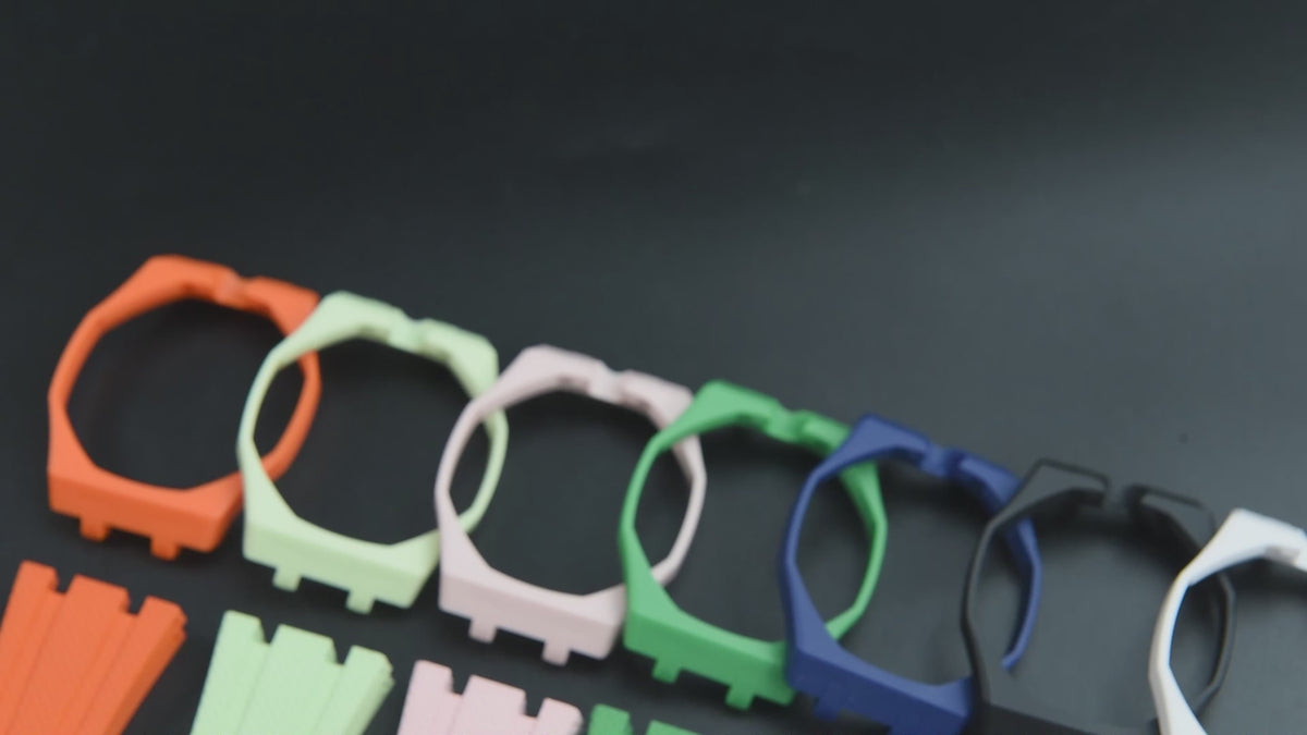 Video laden: Vidéo – bracelet caoutchouc et coque KronoKeeper pour AP x Swatch : souplesse et montage