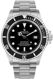 Montre de plongée en acier avec cadran noir, lunette tournante et bracelet métallique.